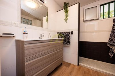 Fully renovated  ground ffloor apartment in private gated complex