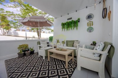 Fully renovated  ground ffloor apartment in private gated complex