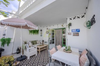 Fully renovated  ground ffloor apartment in private gated complex