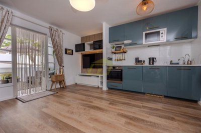 Fully renovated  ground ffloor apartment in private gated complex