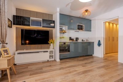 Fully renovated  ground ffloor apartment in private gated complex