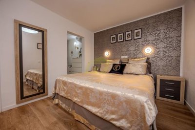 Fully renovated  ground ffloor apartment in private gated complex