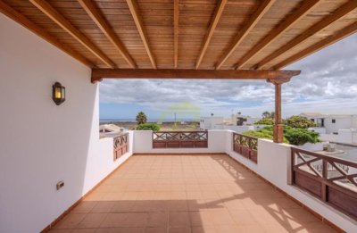 Beautiful 4 bedroom family home with sea views in Tahiche