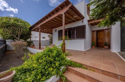 Beautiful 4 bedroom family home with sea views in Tahiche