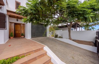 Beautiful 4 bedroom family home with sea views in Tahiche