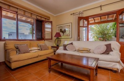 Beautiful 4 bedroom family home with sea views in Tahiche