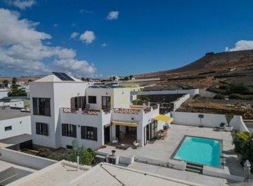 3 Bedroom villa with 2 Bedroom apartment and private pool in Teguise