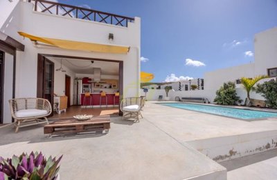 3 Bedroom villa with 2 Bedroom apartment and private pool in Teguise
