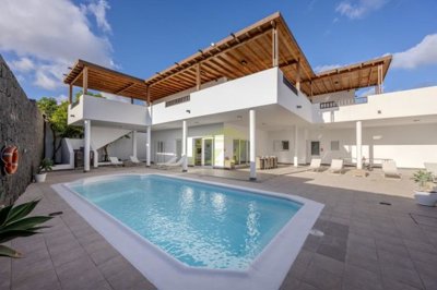 Luxurious property with sea views close to the Marina