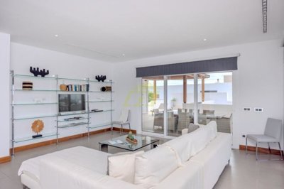 Luxurious property with sea views close to the Marina