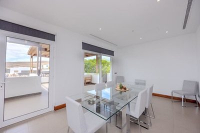 Luxurious property with sea views close to the Marina