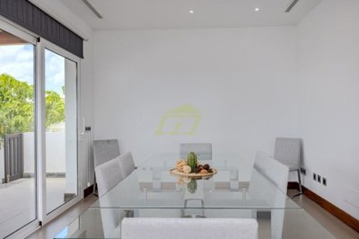 Luxurious property with sea views close to the Marina