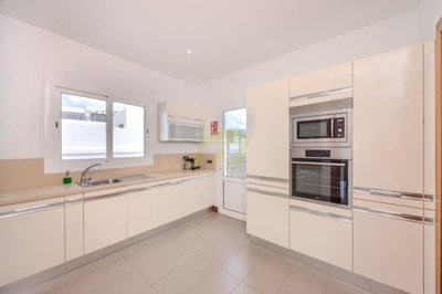 Luxurious property with sea views close to the Marina