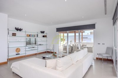 Luxurious property with sea views close to the Marina