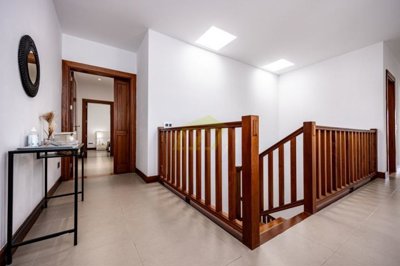 Luxurious property with sea views close to the Marina