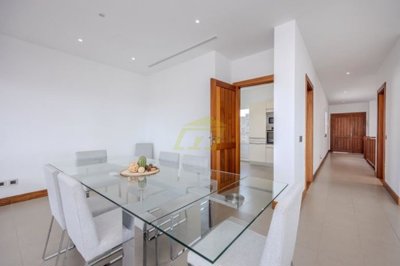 Luxurious property with sea views close to the Marina