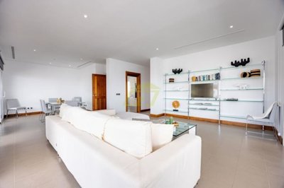 Luxurious property with sea views close to the Marina