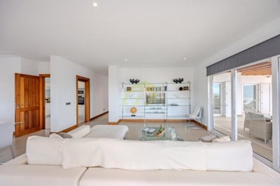 Luxurious property with sea views close to the Marina