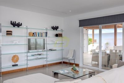 Luxurious property with sea views close to the Marina