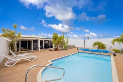 Must seen stylish villa with heated pool, large garage, private parking and sunny terraces