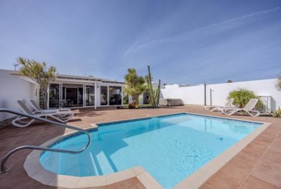 Must seen stylish villa with heated pool, large garage, private parking and sunny terraces