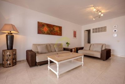 Must seen stylish villa with heated pool, large garage, private parking and sunny terraces