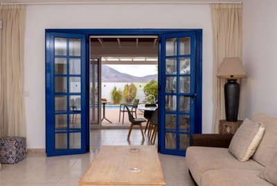 Must seen stylish villa with heated pool, large garage, private parking and sunny terraces
