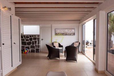 Must seen stylish villa with heated pool, large garage, private parking and sunny terraces