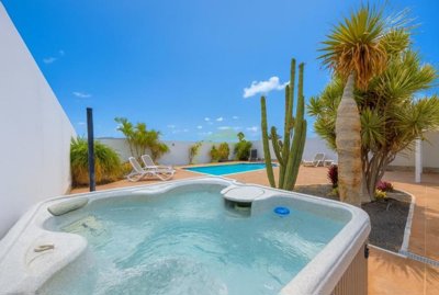 Must seen stylish villa with heated pool, large garage, private parking and sunny terraces