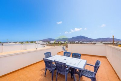 Must seen stylish villa with heated pool, large garage, private parking and sunny terraces