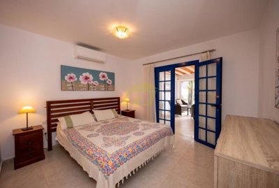 Must seen stylish villa with heated pool, large garage, private parking and sunny terraces