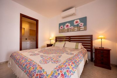 Must seen stylish villa with heated pool, large garage, private parking and sunny terraces
