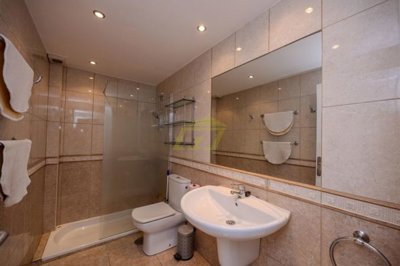 Beautiful 2 bedroom apartment with communal pools in great location