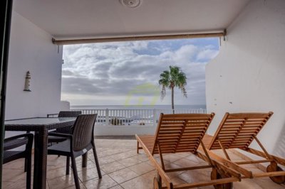 Beautiful 2 bedroom apartment with communal pools in great location