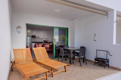 Beautiful 2 bedroom apartment with communal pools in great location