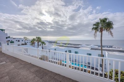 Beautiful 2 bedroom apartment with communal pools in great location