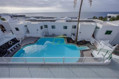 Beautiful 2 bedroom apartment with communal pools in great location
