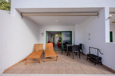 Beautiful 2 bedroom apartment with communal pools in great location