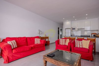 Beautiful 2 bedroom apartment with communal pools in great location