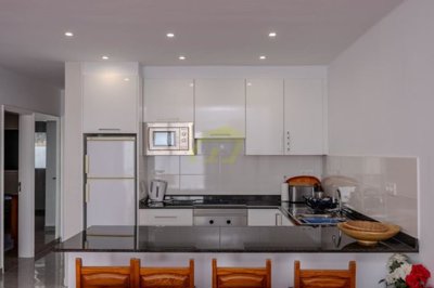 Beautiful 2 bedroom apartment with communal pools in great location