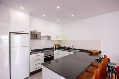 Beautiful 2 bedroom apartment with communal pools in great location