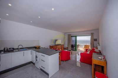 Beautiful 2 bedroom apartment with communal pools in great location