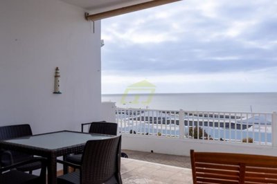 Beautiful 2 bedroom apartment with communal pools in great location