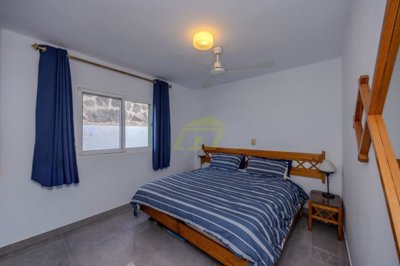 Beautiful 2 bedroom apartment with communal pools in great location