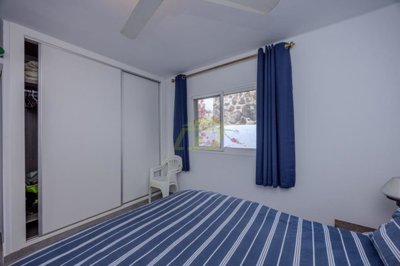 Beautiful 2 bedroom apartment with communal pools in great location