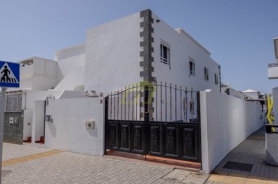 Contemporary  ground floor apartment with a large terrace