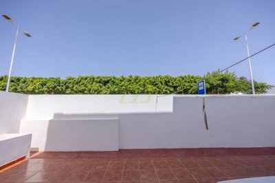 Contemporary  ground floor apartment with a large terrace