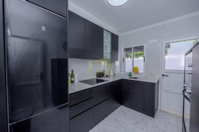Contemporary  ground floor apartment with a large terrace
