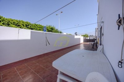 Contemporary  ground floor apartment with a large terrace