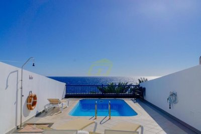 Triplex on the front line in the exclusive resort of Puerto Calero